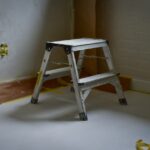 Een professional repareert schade aan een gietvloer met aandacht voor detail en kwaliteit.