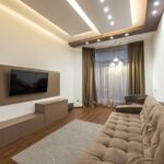 Een stijlvol taupe tv meubel in een modern interieur met een warme uitstraling.