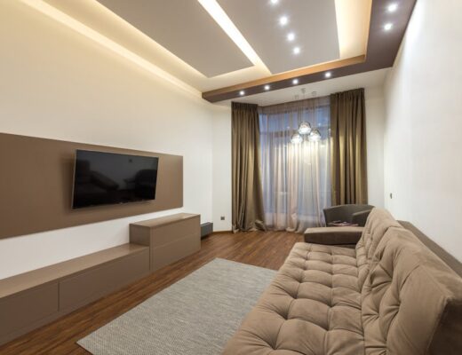 Een stijlvol taupe tv meubel in een modern interieur met een warme uitstraling.