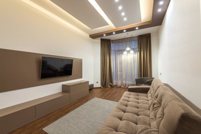 Een stijlvol taupe tv meubel in een modern interieur met een warme uitstraling.