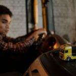 Stijlvol en comfortabel truckinterieur met Deens pluche accessoires voor chauffeurs.