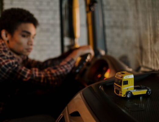 Stijlvol en comfortabel truckinterieur met Deens pluche accessoires voor chauffeurs.