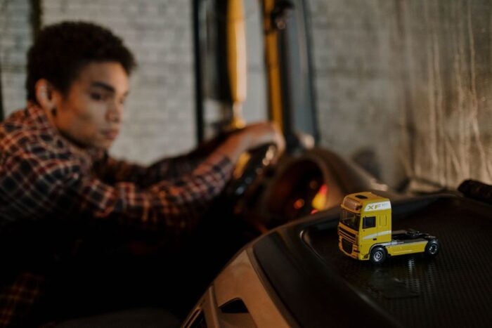 Stijlvol en comfortabel truckinterieur met Deens pluche accessoires voor chauffeurs.