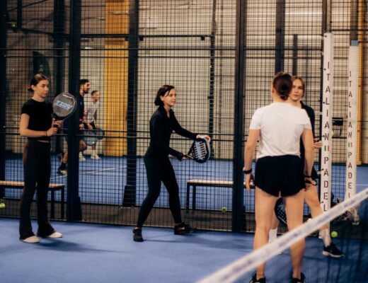 Een close-up van een Wilson padelracket met moderne technologie en ontwerp, perfect voor padelspelen.