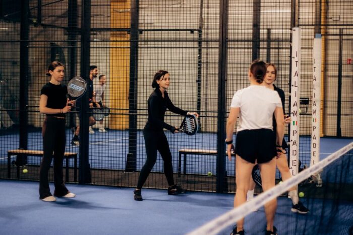 Een close-up van een Wilson padelracket met moderne technologie en ontwerp, perfect voor padelspelen.
