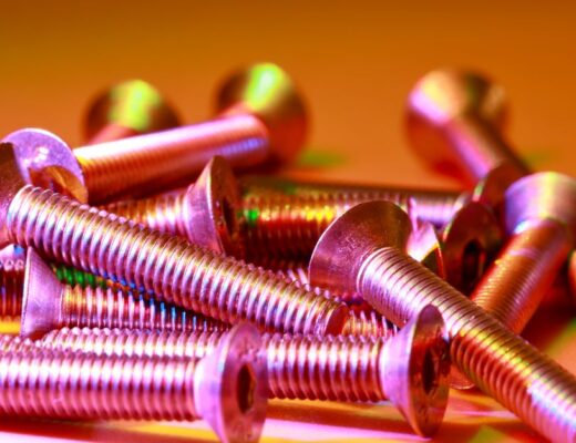 Een inschroefelement in een industriële omgeving, essentieel voor temperatuur- en drukmeting.